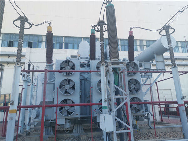 我公司承接龍口南山集團(tuán)SFP11-400000/220KVA超高壓電力變壓器維護(hù)保養(yǎng)現(xiàn)場。